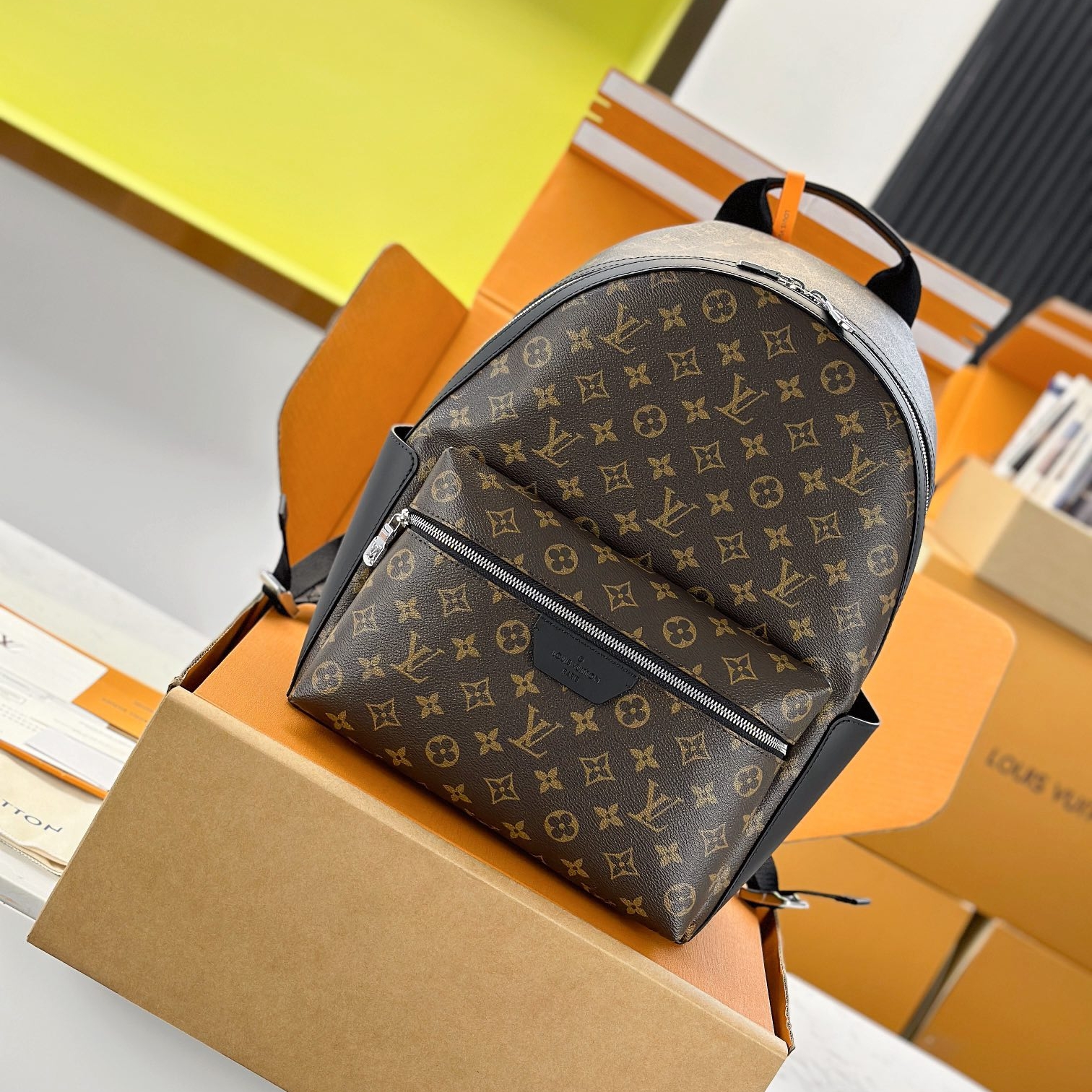 루이비통 디스커버리 백팩 PM 모노그램 마카사르 M46684