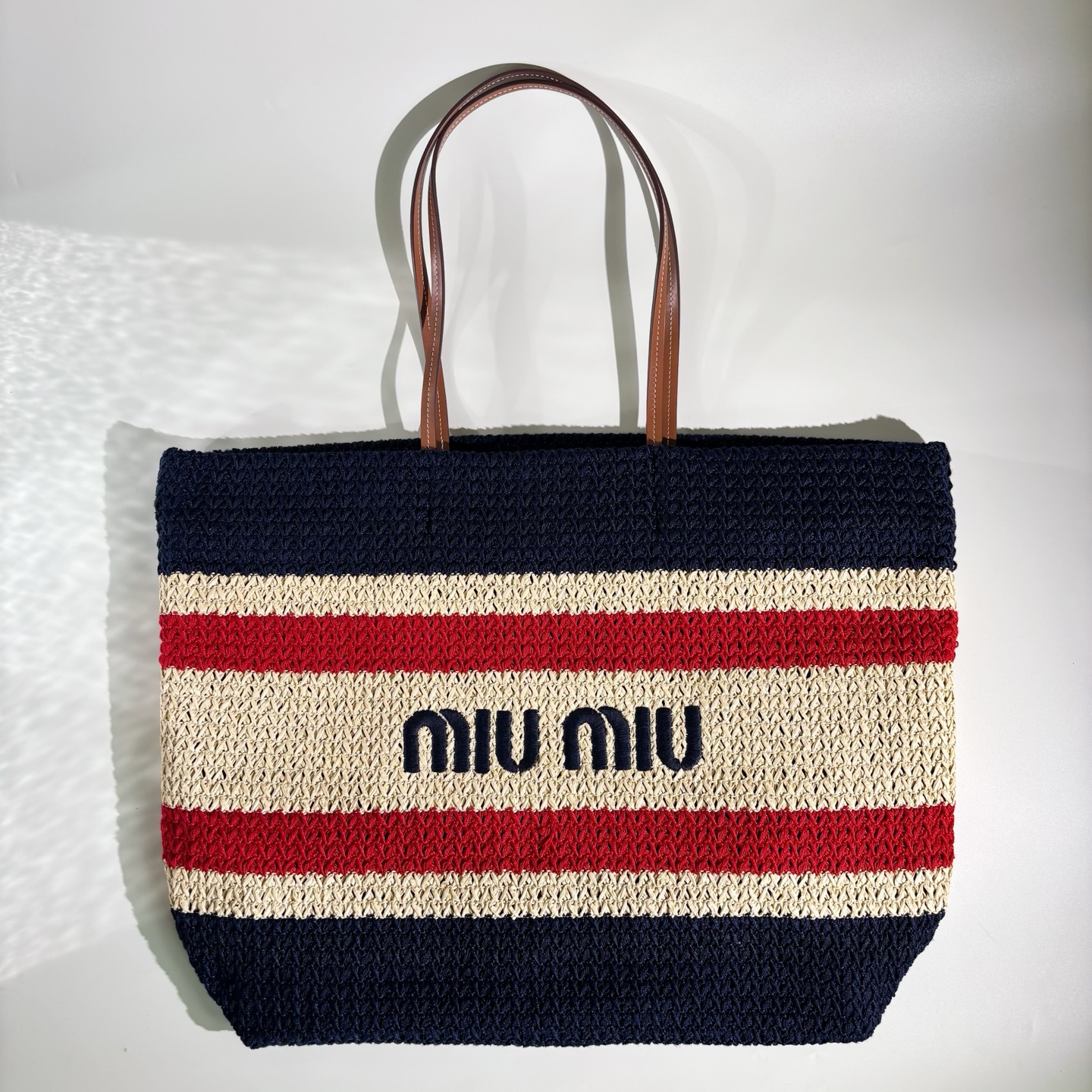 미우미우 스트라이프 라피아 토트백