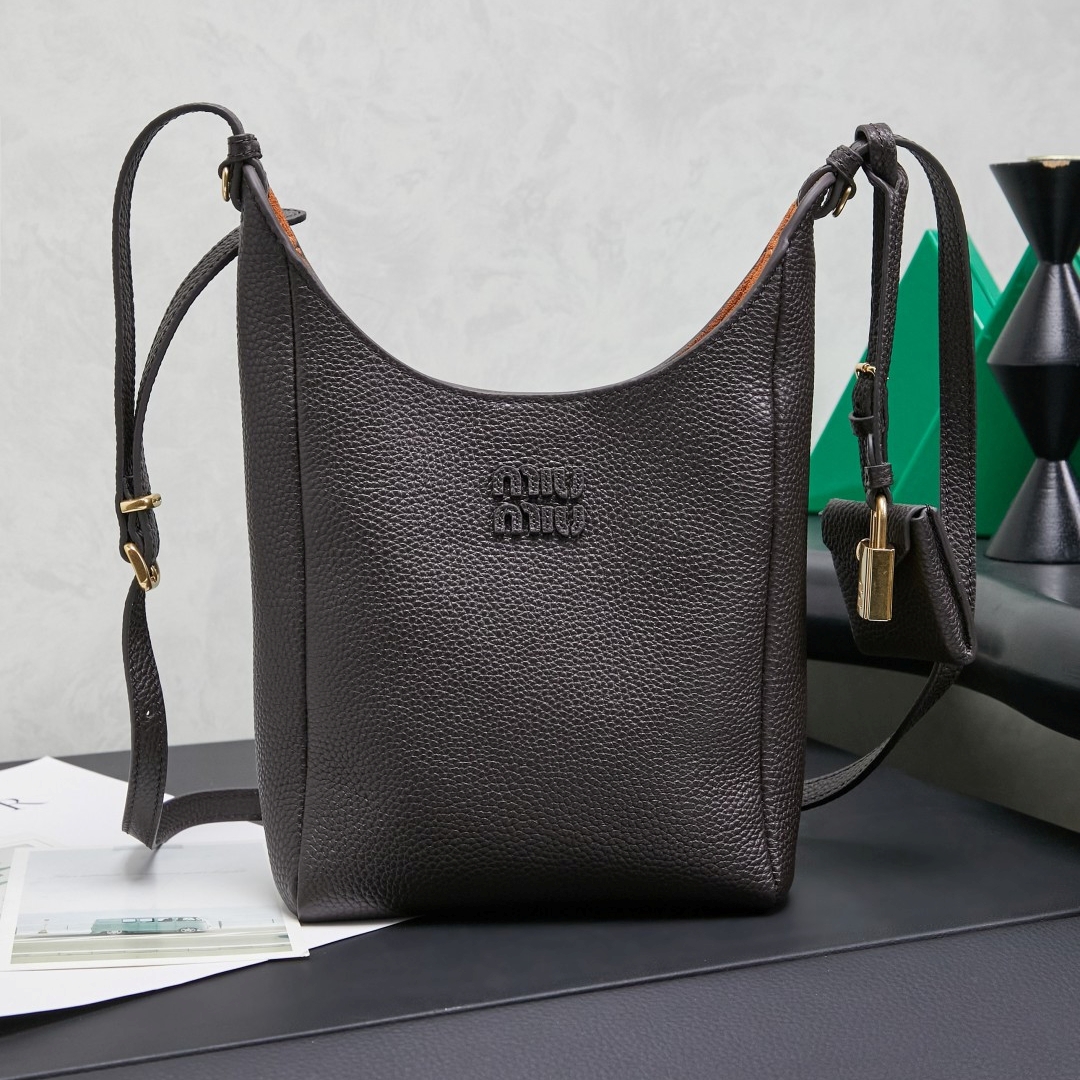 미우미우 다크 브라운파파야 색상 가죽 버킷 백