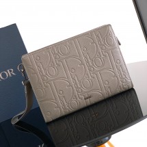 디올 Gravity 가죽 소재의 디올 A5 트라이앵글 파우치