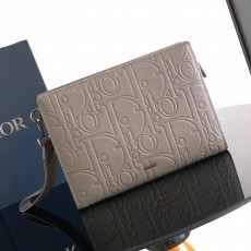 디올 Gravity 가죽 소재의 디올 A5 트라이앵글 파우치