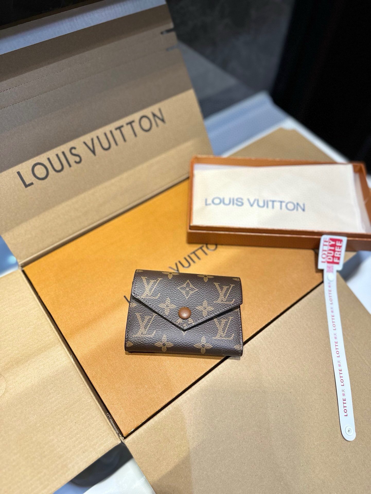 LV card wallet 1